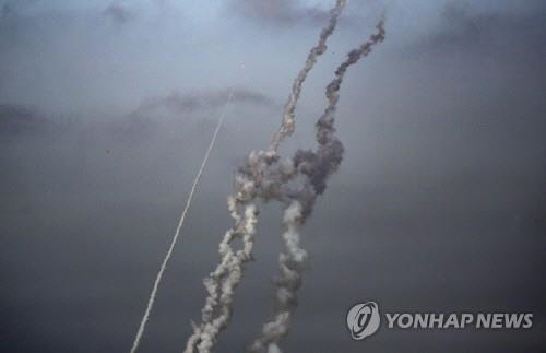 가자지구에서 이스라엘쪽으로 발사된 로켓포의 궤적[epa=연합뉴스]